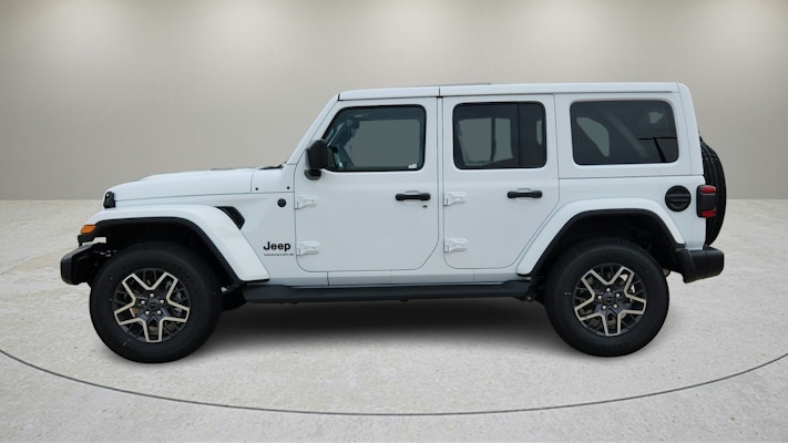 2025 Jeep Wrangler Sahara photo 4