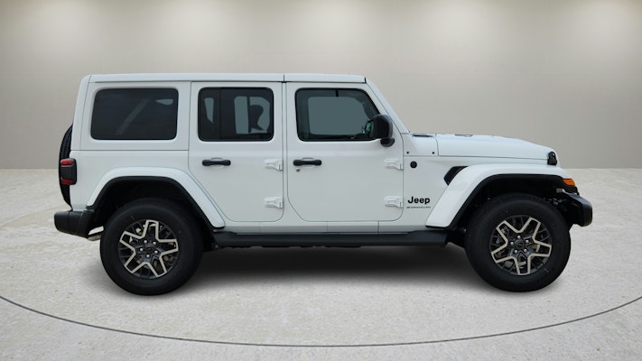 2025 Jeep Wrangler Sahara photo 8