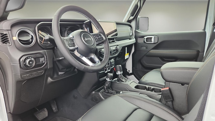 2025 Jeep Wrangler Sahara photo 9