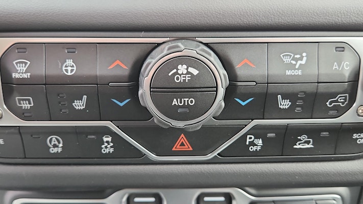 2025 Jeep Wrangler Sahara photo 15