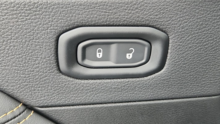 2025 Jeep Wrangler Sahara photo 19
