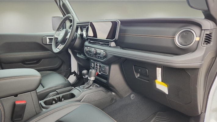 2025 Jeep Wrangler Sahara photo 25