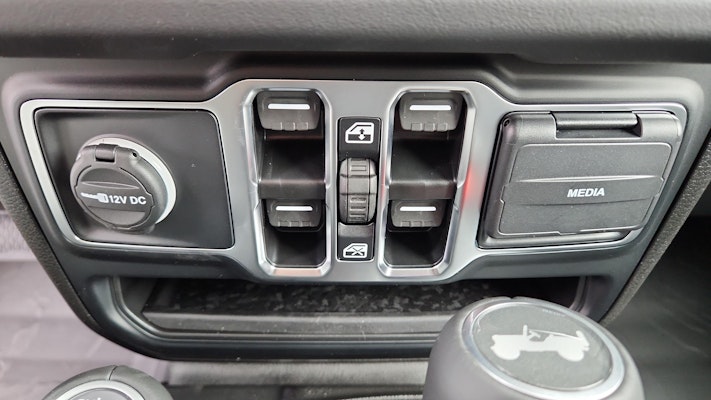 2025 Jeep Wrangler Sahara photo 13