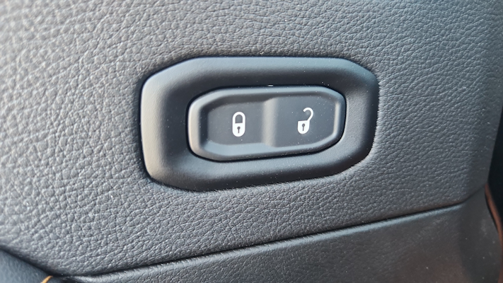 2025 Jeep Wrangler Sahara photo 19