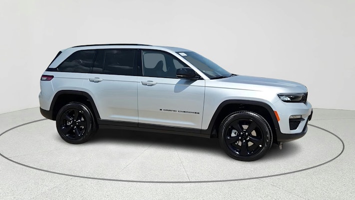 2025 Jeep Grand Cherokee Limited photo 3