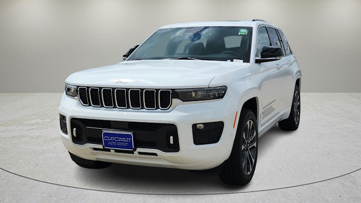 2025 Jeep Grand Cherokee Overland photo 3