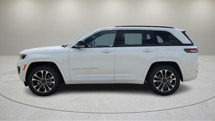 2025 Jeep Grand Cherokee Overland photo 4