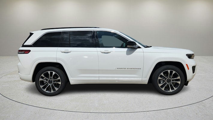 2025 Jeep Grand Cherokee Overland photo 8